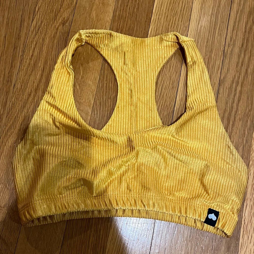 Effortless sports bra on yellow gold